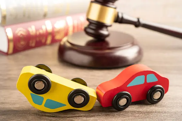 車の事故とハンマーギャベル裁判官 保険カバー請求訴訟裁判所の場合 — ストック写真