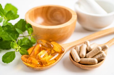 Alternatif ilaç bitkisel organik kapsül E omega 3 vitamini balık yağı, mineral, bitki yapraklı ilaç sağlıklı yaşam için doğal destek.