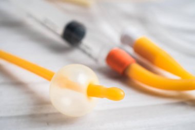 Özürlü ya da hastanede yatan hasta için idrar torbası takılı Foley idrar sondası.