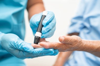 Doktor, parmak ucu ve parmak şekeri seviyesindeki şeker hastalıklarını kontrol et..
