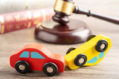 Çekiç tokmak hakimi araba kazasında, sigorta sigortası tazminat davası davasında..