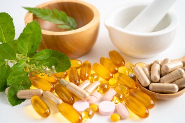 Alternatif ilaç bitkisel organik kapsül E omega 3 vitamini balık yağı, mineral, bitki yapraklı ilaç sağlıklı yaşam için doğal destek.
