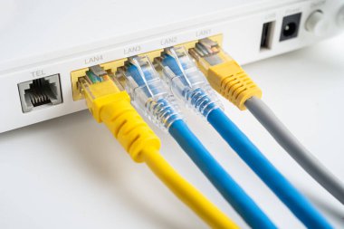 İnternet servis sağlayıcısına kablosuz yönlendirici bağlı ethernet kablosu.