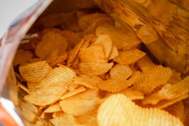Patates cipsi, leziz BBQ baharatlı Crips için ince dilimlenmiş kızarmış abur cubur açık poşette fast food..