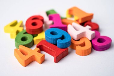 Beyaz arka planda renkli matematik sayısı, eğitim eğitimi matematik öğrenimi öğretim kavramı.