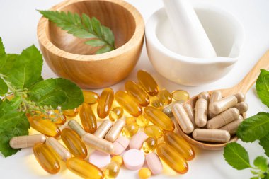 Alternatif ilaç bitkisel organik kapsül E omega 3 vitamini balık yağı, mineral, bitki yapraklı ilaç sağlıklı yaşam için doğal destek.
