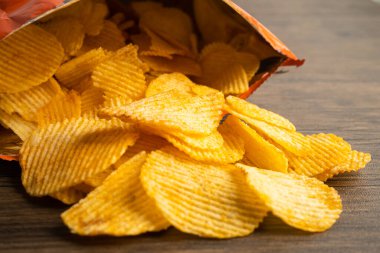 Patates cipsi, leziz BBQ baharatlı Crips için ince dilimlenmiş kızarmış abur cubur açık poşette fast food..