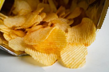 Patates cipsi, leziz BBQ baharatlı Crips için ince dilimlenmiş kızarmış abur cubur açık poşette fast food..