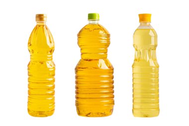 Farklı şişelerde yemek pişirmek için kullanılan sebze yağı beyaz arka planda izole edilmiş..