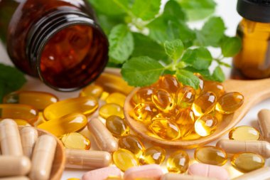 Alternatif ilaç bitkisel organik kapsül E omega 3 vitamini balık yağı, mineral, bitki yapraklı ilaç sağlıklı yaşam için doğal destek.