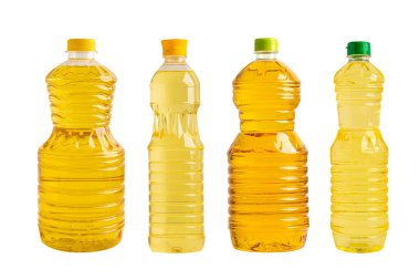 Farklı şişelerde yemek pişirmek için kullanılan sebze yağı beyaz arka planda izole edilmiş..