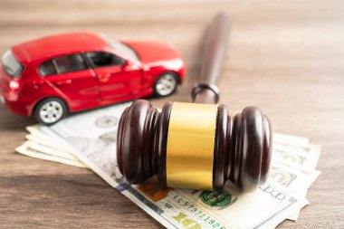 Tokmak tokmağı hakimi ve Amerikan doları. Araba kazası, sigorta sigortası, dava davası..