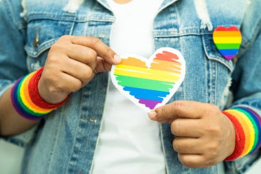 Lezbiyen, gey, biseksüel, transseksüel, insan hakları, hoşgörü ve barışın sembolü LGBT gökkuşağı renkli bayrak kalp ve kurdele.
