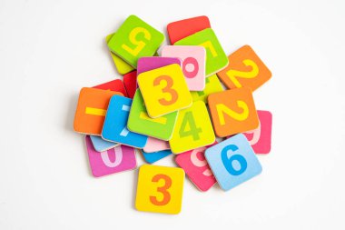 Beyaz arkaplanda renkli matematik sayısı, eğitim eğitimi matematik öğrenimi öğretimi.