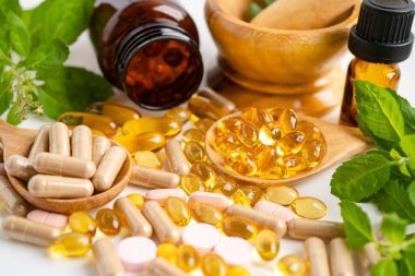 Alternatif ilaç bitkisel organik kapsül E omega 3 vitamini balık yağı, mineral, bitki yapraklı ilaç sağlıklı yaşam için doğal destek.