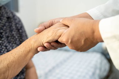 Doktor, hastayı kontrol etmek için steteskop kullanıyor. Hastanedeki bir yatağa uzanıyor. Sağlıklı, güçlü bir tıbbi konsept..