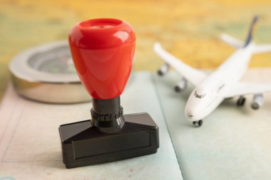 Ülkedeki havaalanında göçmenlik için onaylanmış pul vize ve pasaport belgesi.