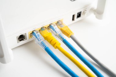 İnternet servis sağlayıcısına kablosuz yönlendirici bağlı ethernet kablosu.