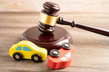 Çekiç tokmak hakimi araba kazasında, sigorta sigortası tazminat davası davasında..