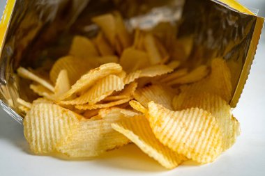 Patates cipsi, leziz BBQ baharatlı Crips için ince dilimlenmiş kızarmış abur cubur açık poşette fast food..