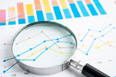 Hesap tablosu ve grafik kağıdındaki büyüteç. Finansal kalkınma, Bankacılık Hesabı, İstatistik, Yatırım Analitik Araştırma Veri Ekonomisi, İş.