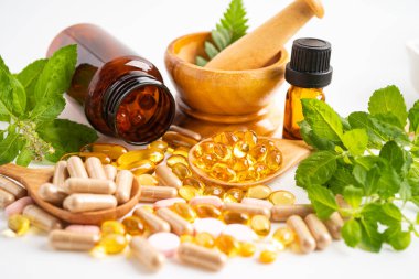 Alternatif ilaç bitkisel organik kapsül E omega 3 vitamini balık yağı, mineral, bitki yapraklı ilaç sağlıklı yaşam için doğal destek.