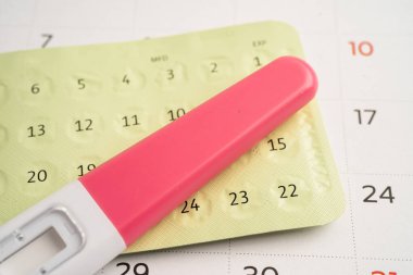 Hamilelik testi ve doğum kontrol hapları takvim, doğum kontrol ve ilaç üzerinde.