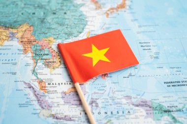 Bangkok, Tayland 7 Aralık 2023, Vietnam bayrağı dünya haritasında.