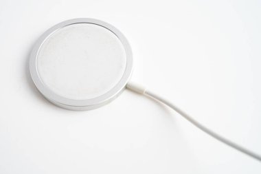 Kablosuz şarj aleti, manyetik şarj modern cep telefonu ekipmanı.