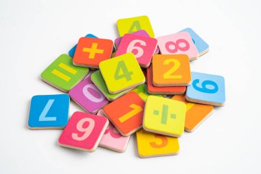 Beyaz arkaplanda renkli matematik sayısı, eğitim eğitimi matematik öğrenimi öğretimi.