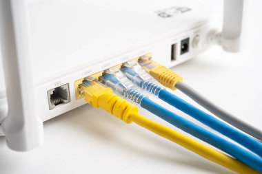 İnternet servis sağlayıcısına kablosuz yönlendirici bağlı ethernet kablosu.