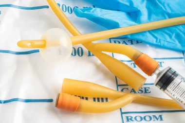 Özürlü ya da hastanede yatan hasta için idrar torbası takılı Foley idrar sondası.