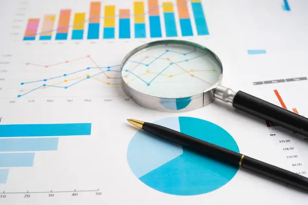 Lupe Auf Tabellenkalkulation Und Diagrammpapier Finanzentwicklung Bankkonto Statistik Investment Analytic — Stockfoto