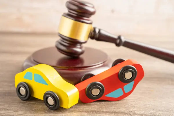 Hammer Kladívko Soudce Autonehodou Pojistné Krytí Nárok Soudní Spor — Stock fotografie