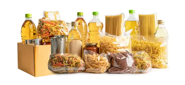 配送のための食品 段ボール箱の中の様々な食品 パスタ 調理油や缶詰食品 — ストック写真
