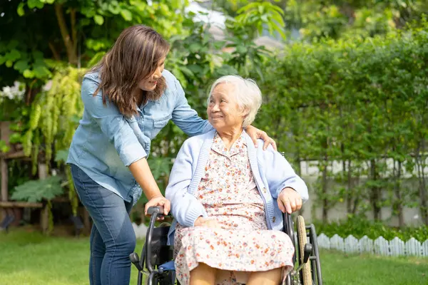 Vårdgivare Hjälp Och Vård Asiatisk Senior Kvinna Patient Sitter Rullstol Royaltyfria Stockbilder
