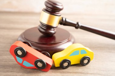 Çekiç tokmak hakimi araba kazasında, sigorta sigortası tazminat davası davasında..