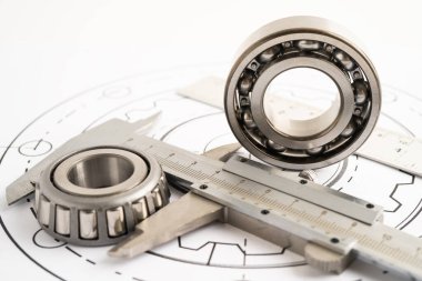 Mühendislik araçları ve mekanik endüstriyel vernier kalibre ve metal top bering.