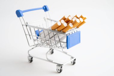 Sigara, Amerikan doları banknotları, maliyet, ticaret, pazarlama ve üretim, sigara yok, ithalat konsepti.