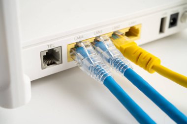 İnternet servis sağlayıcısına kablosuz yönlendirici bağlı ethernet kablosu.