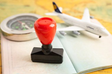 Ülkedeki havaalanında göçmenlik için onaylanmış pul vize ve pasaport belgesi.