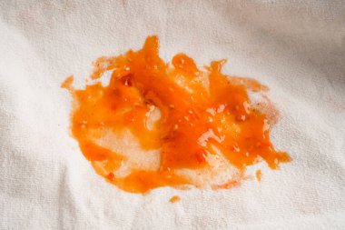 Kirli domates sosu lekesi ya da çamaşır tozu ile yıkamak için ketçap, ev işi..