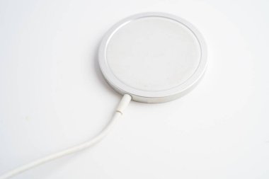 Kablosuz şarj aleti, manyetik şarj modern cep telefonu ekipmanı.