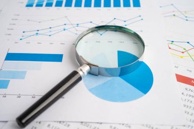 Hesap tablosu ve grafik kağıdındaki büyüteç. Finansal kalkınma, Bankacılık Hesabı, İstatistik, Yatırım Analitik Araştırma Veri Ekonomisi, İş.