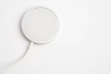 Kablosuz şarj aleti, manyetik şarj modern cep telefonu ekipmanı.