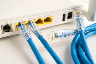 İnternet servis sağlayıcısına kablosuz yönlendirici bağlı ethernet kablosu.