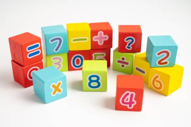 Beyaz arkaplanda renkli matematik sayısı, eğitim eğitimi matematik öğrenimi öğretimi.