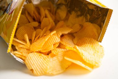 Patates cipsi, leziz BBQ baharatlı Crips için ince dilimlenmiş kızarmış abur cubur açık poşette fast food..