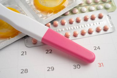 Hamilelik testi ve doğum kontrol hapları takvim, doğum kontrol ve ilaç üzerinde.