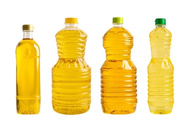 Farklı şişelerde yemek pişirmek için kullanılan sebze yağı beyaz arka planda izole edilmiş..